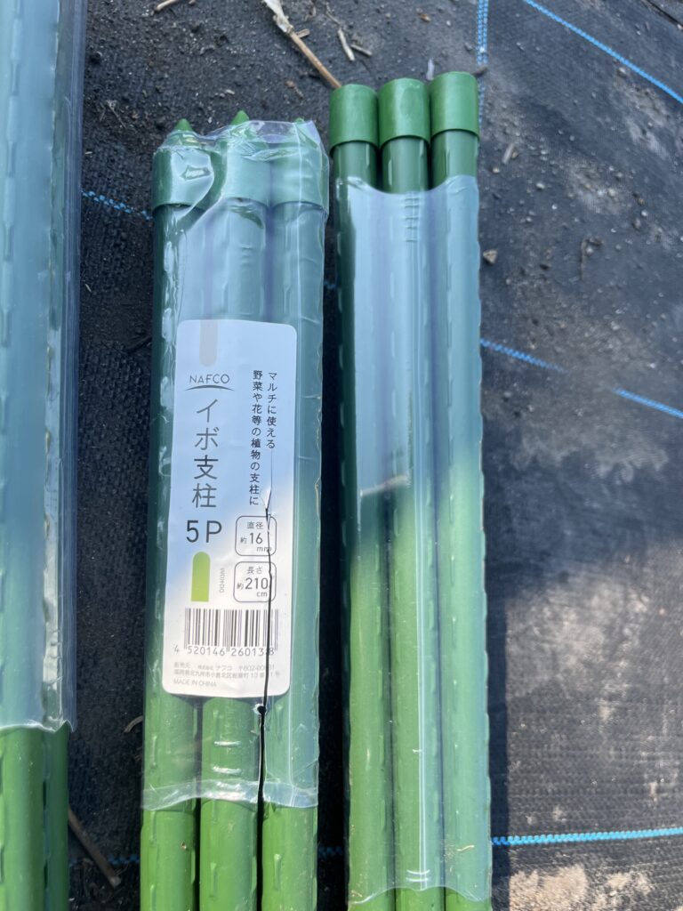 緑色のイボ支柱が5本入ったパッケージ。ラベルにはサイズや用途が記載されている。